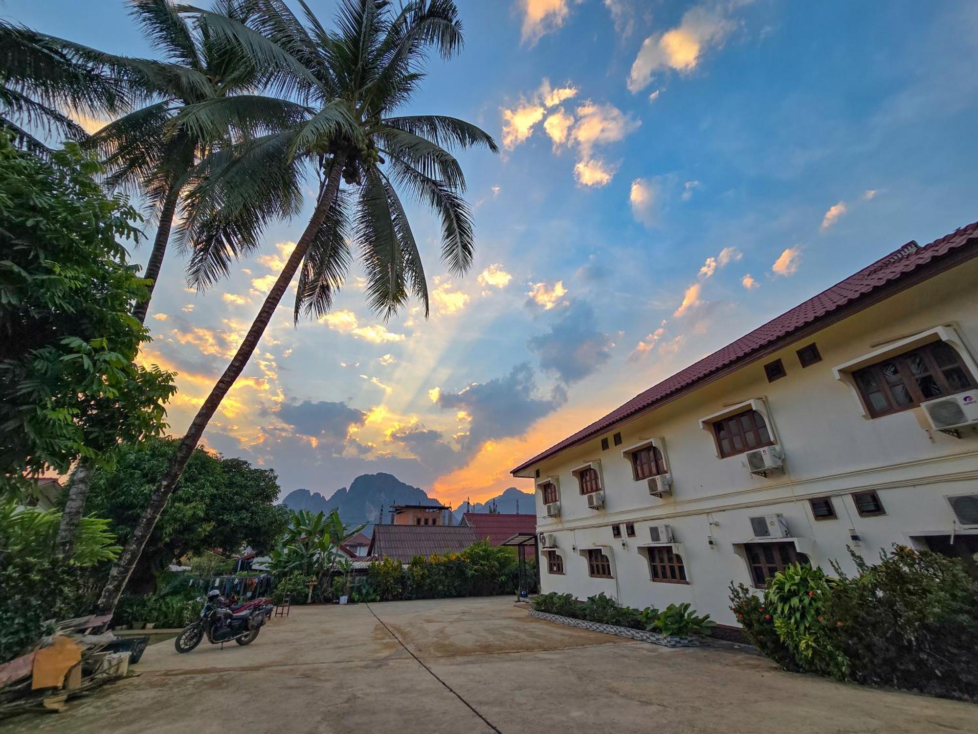 Saphaothong Guesthouse Vang Vieng Dış mekan fotoğraf