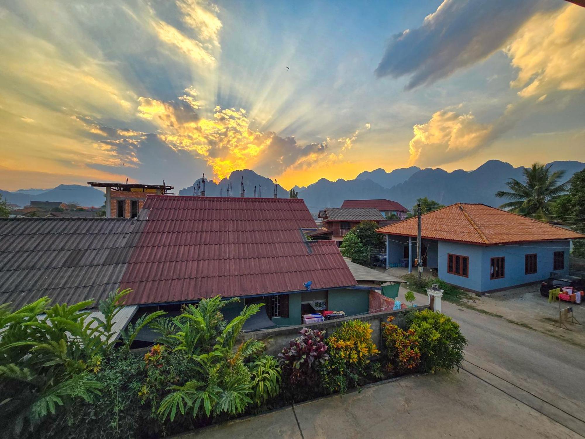Saphaothong Guesthouse Vang Vieng Dış mekan fotoğraf